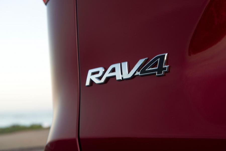 Логотип Toyota RAV4 Limited Hybrid 2018 года  (NA) (фото 20 из 40)